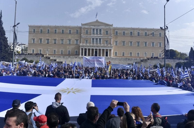 Πονάει το συλλαλητήριο και η γαλανόλευκη λαοθάλασσα – Επιτέθηκαν και άνοιξαν με σφυρί το κεφάλι Εύελπι